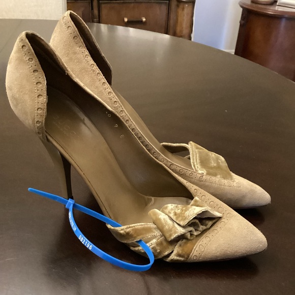 Gucci Beige Suede and Velvet Bow D’Orsay Pumps, Size 9B. - Picture 3 of 15